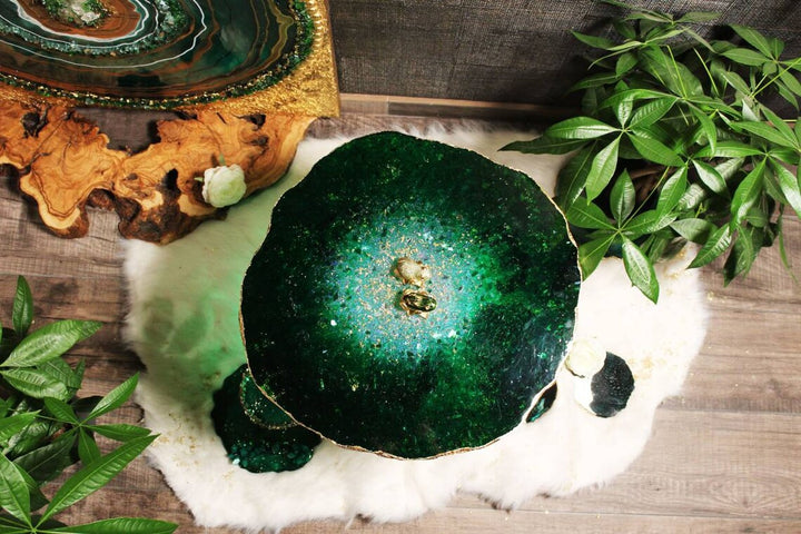 Epoxy resin Green emerald table, resin geode coffee table , irregular round live edge table, decorative bedside table , unique crystal table