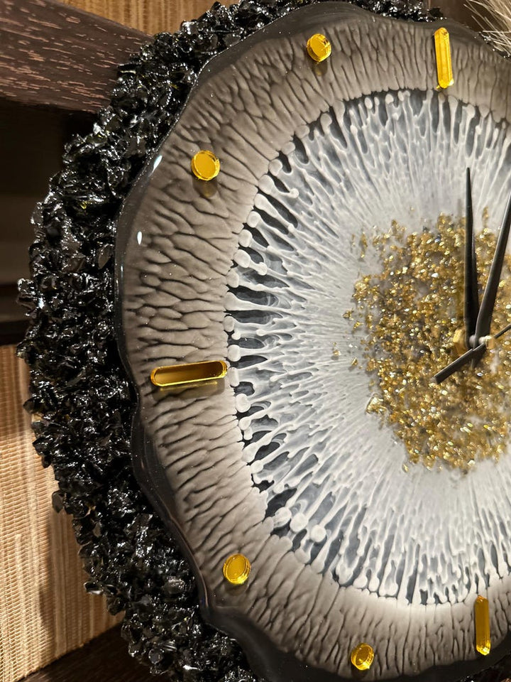 Resin Art Wall Clock Black and white wall clock, made of resin and stones, with gold numerals, aluminum clock hands and silent mechanism