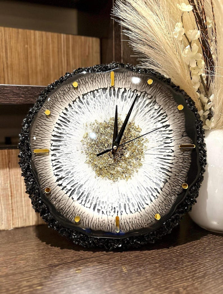 Resin Art Wall Clock Black and white wall clock, made of resin and stones, with gold numerals, aluminum clock hands and silent mechanism