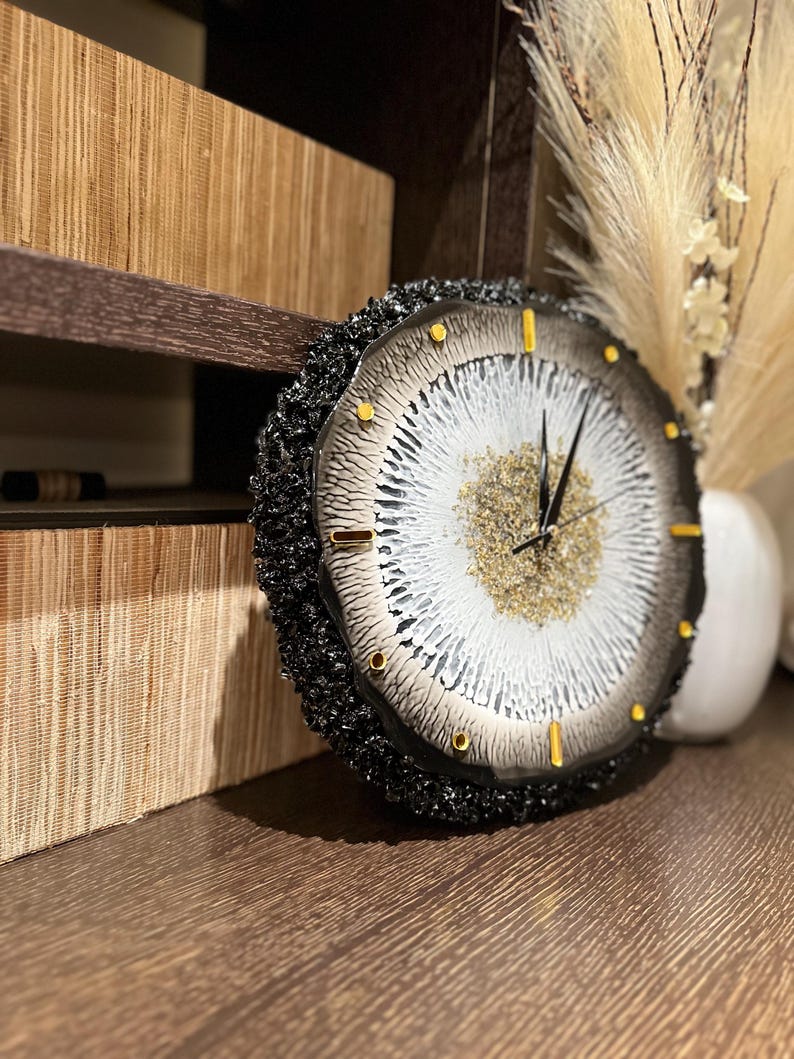 Resin Art Wall Clock Black and white wall clock, made of resin and stones, with gold numerals, aluminum clock hands and silent mechanism