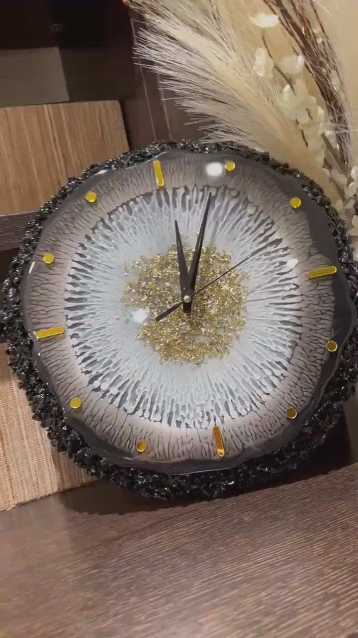 Resin Art Wall Clock Black and white wall clock, made of resin and stones, with gold numerals, aluminum clock hands and silent mechanism